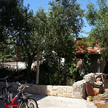 Apartments By The Sea Sucuraj, Hvar - 6732 *